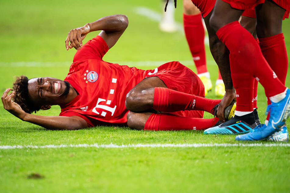 Schrecksekunde beim Audi-Cup-Finale. Kingsley Coman bleibt nach einem Zweikampf mit schmerzverzerrter Miene am Boden liegen.