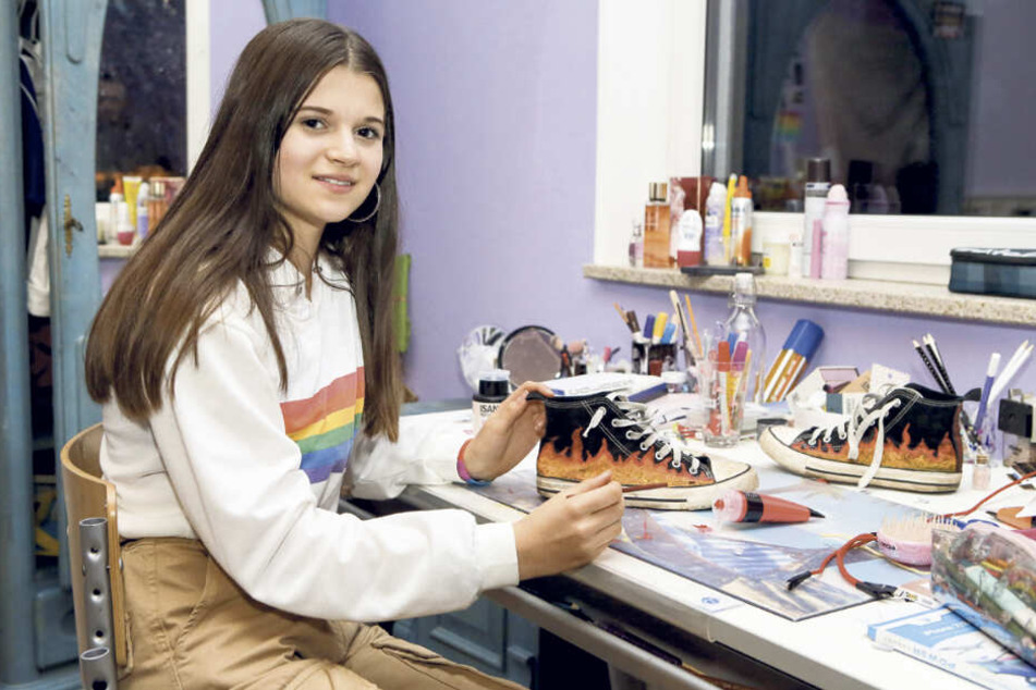 Heute ist Julia so herrlich "normal-verrückt", wie Teenager nun mal sind. Ihre Schuhe bemalt sie am liebsten selbst.