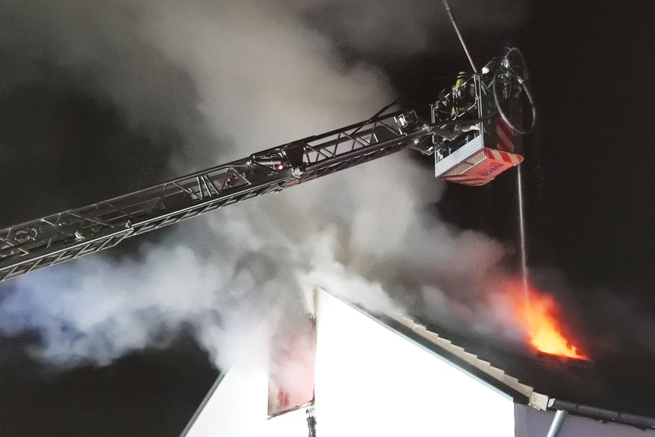 In Celle sind am gestrigen Donnerstag vier Personen bei einem Wohnungsbrand verletzt worden, darunter zwei Feuerwehrleute.