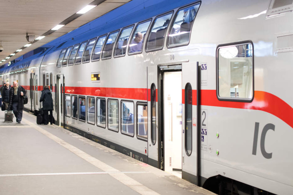 Zunächst war der 53-Jährige in einem Intercity-Express auffällig geworden. (Symbolbild)
