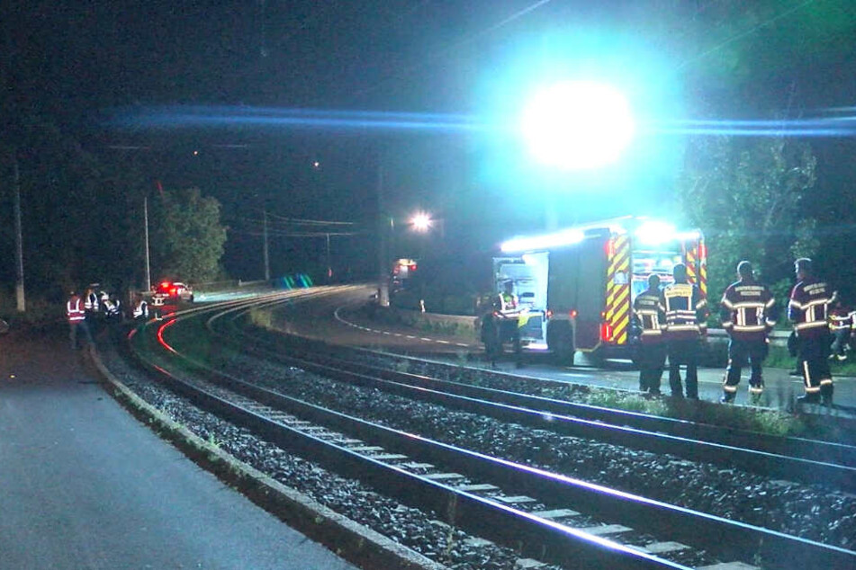 Das Foto zeigt Einsatzkräfte bei den Straßenbahn-Schienen in der Heuchelhofstraße in Würzburg.
