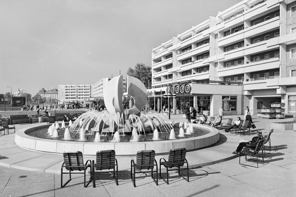 Dürfte jeder Dresdner kennen: der "Kracht-Brunnen" am Neustädter Markt, hier in einer Fotografie von 1979.