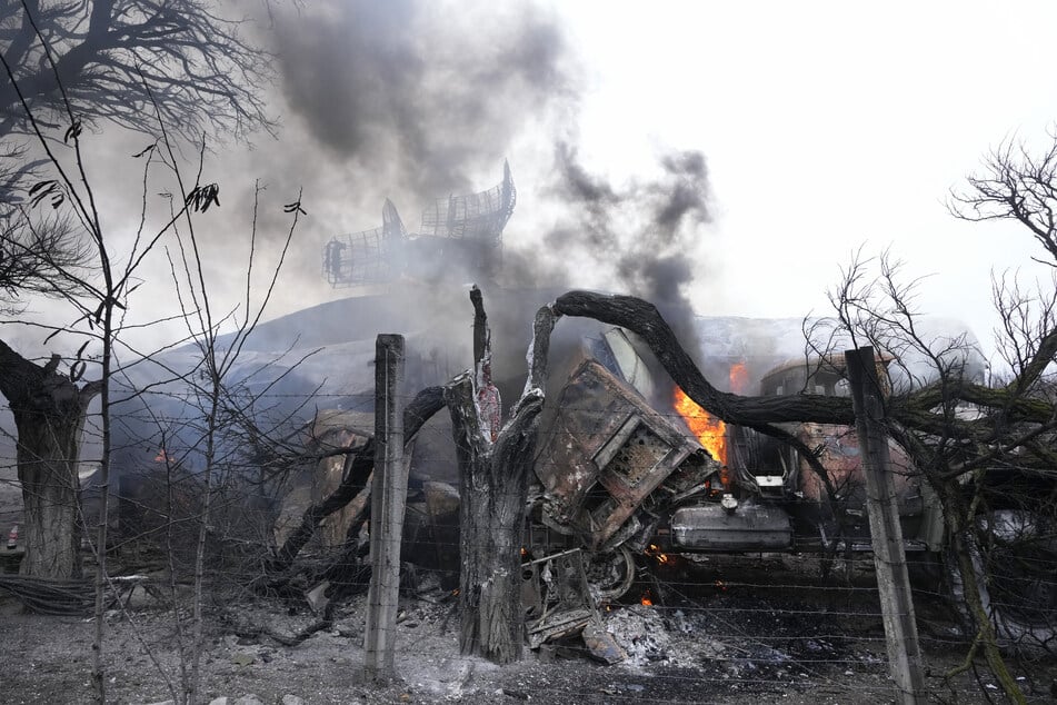 Beschädigte Militäranlagen in der ukrainischen Stadt Mariupol (Bild: Sergei Grits/AP/dpa).