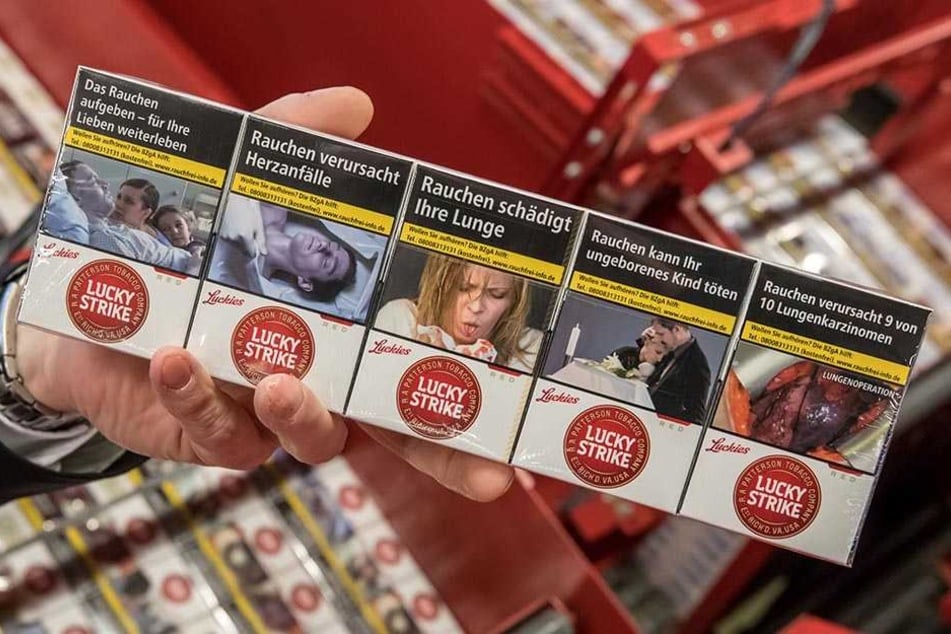 2000 Zigarettenpackungen und mehrere Stangen haben am Dienstagmorgen im Laden gefehlt. (Symbolbild)