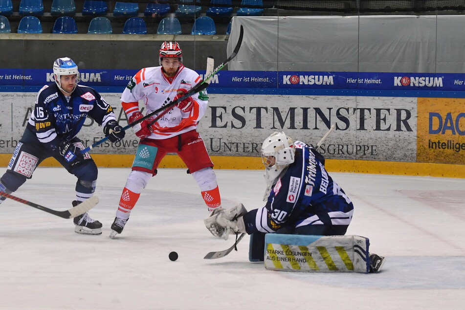 Eigentlich ein starker Rückhalt, aber gegen Bad Nauheim hatte Riku Helenius keinen guten Tag. Der finnische Eislöwen-Goalie ließ zu oft die Scheibe aus der Fanghand fallen.