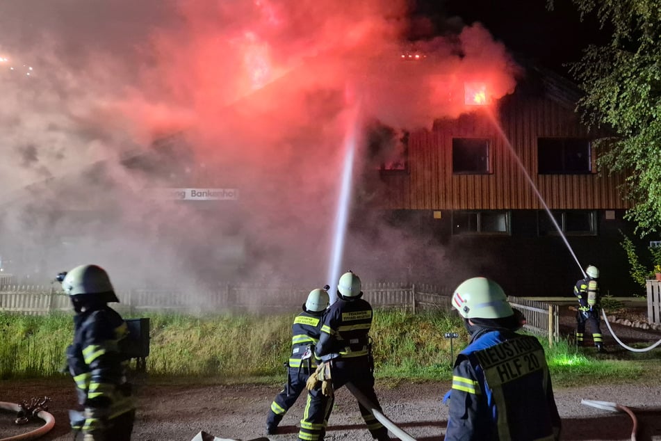 Der Brandeinsatz der Feuerwehr dauerte mehrere Stunden an.