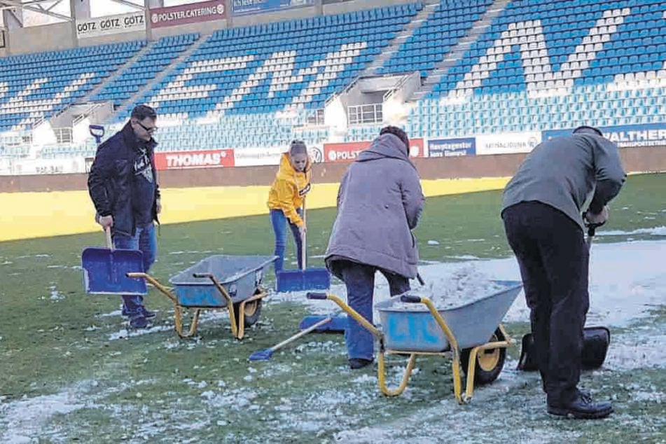 Die CFC-Fans legten am Wochenende noch einmal Hand und Schaufel an, um die letzten Schneereste zu beseitigen.