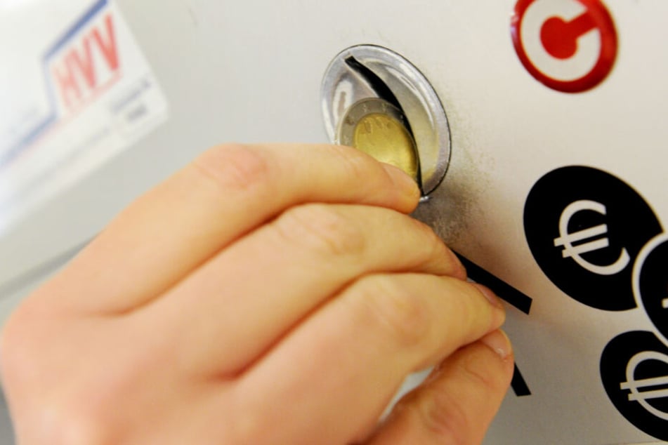 Ein Kunde kauft an einem Automaten eine HVV-Fahrkarte.