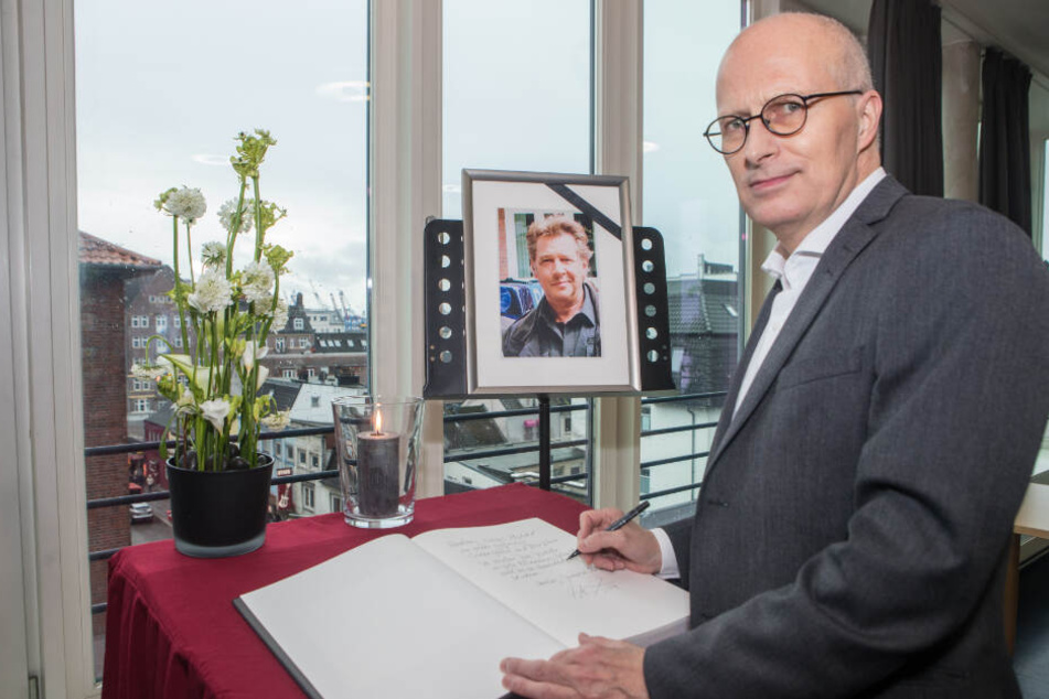 Bürgermeister Peter Tschentscher trägt sich ins Kondolenzbuch für Jan Fedder ein.