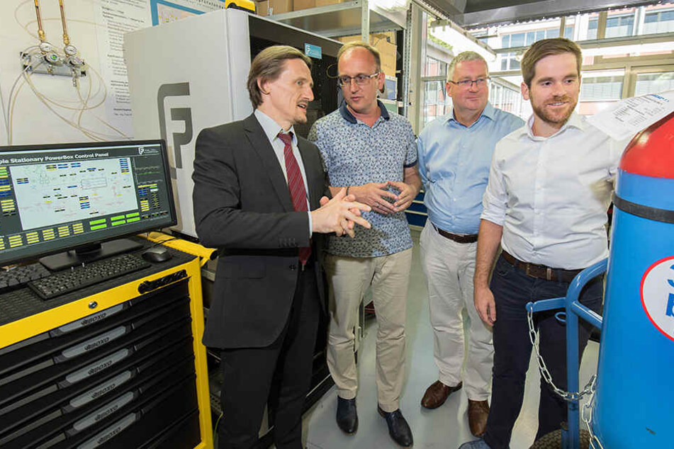 Zwischen Brennstoffzelle und Wasserstoff: (v.l.) Prof. Thomas von Unwerth, Jörg Vieweg, Thomas Baum und Karl Lötsch.