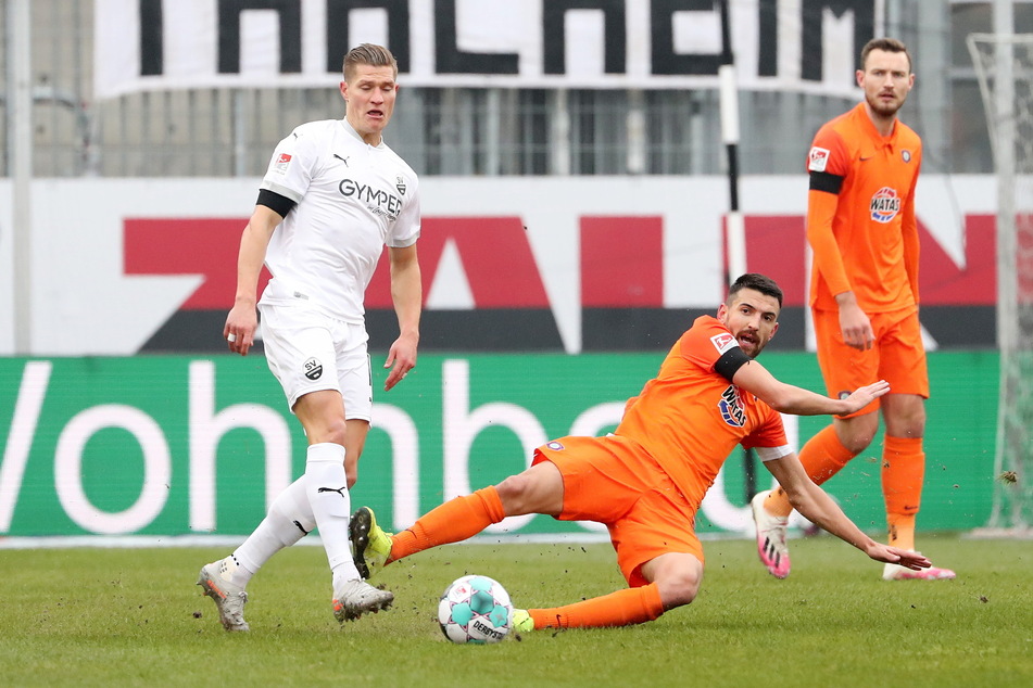 Ognjen Gnjatic (M.) fährt dem Gegner - in diesem Fall Sandhausens Denis Linsmayer - auch mal rustikal in die Parade.