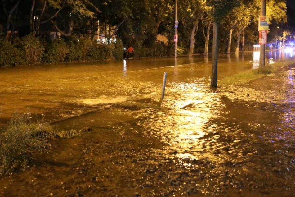 Durch den Rohrbruch wurde die gesamte Hauptverkehrsstraße unter Wasser gesetzt.