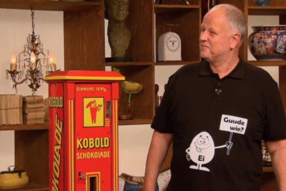 Elektromeister Klaus Otterbein aus Hessen hat das "Kobold"-Gerät aus den 1920er-Jahren während der Renovierung eines Kinos entdeckt.