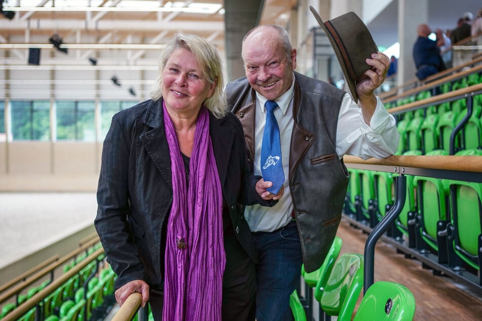 Susanne Sever (59) und Karl-Heinz Siptroth (72) züchten Spring- und Dressurpferde. Zur Eröffnung der Reithalle reisten sie extra aus Thüringen an.