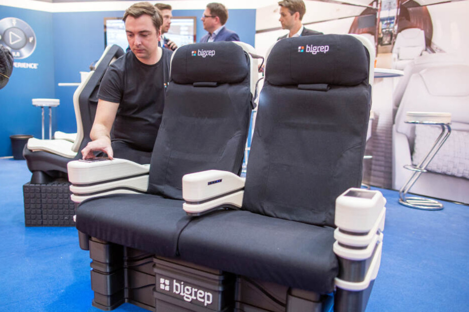 Daniel Büning stellt im 3D-Drucker hergestellt Flugzeugsitze der Firma BigRep auf der Fachmesse Aircraft Interiors Expo vor.