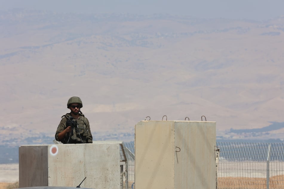 Israel kontrolliert den Grenzübergang an der Allenby-Brücke zwischen dem Westjordanland und Jordanien. Bei einem mutmaßlichen Anschlag kommt es dort zu Toten. (Archivbild)