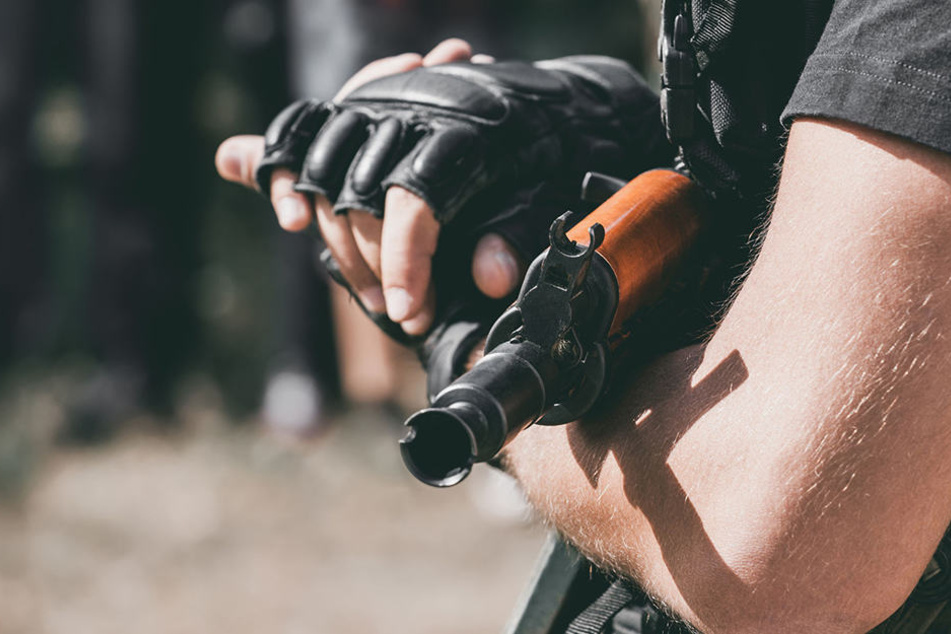 Die Waffe stellte sich schnell als Attrappe heraus. Dennoch war die Polizei zuvor alarmiert. (Symbolbild)