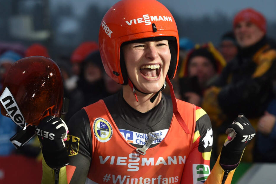 Die Rennrodlerin JuliaTaubitz aus Deutschland jubelt über ihre Zeit.