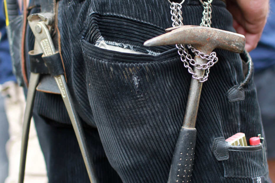 Der "falsche Handwerker" ist immer wieder beliebt bei Trickdieben. (Symbolbild)
