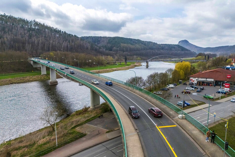Wird sie saniert, wird eine neue gebaut? Die Zukunft der Elbbrücke in Bad Schandau ist noch nicht gewiss.