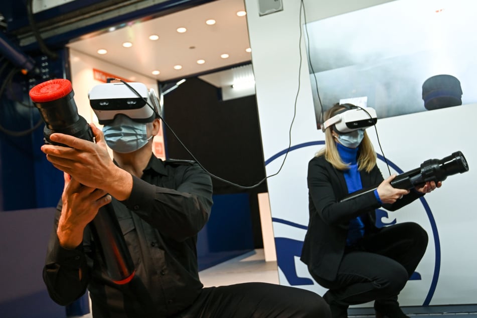 Vaihingen an der Enz im März: Ein Mann und eine Frau simulieren in einem Container mithilfe von VR-Brillen das Löschen eines Feuers. Das Projekt soll mehr Nachwuchs für den Bevölkerungsschutz gewinnen.