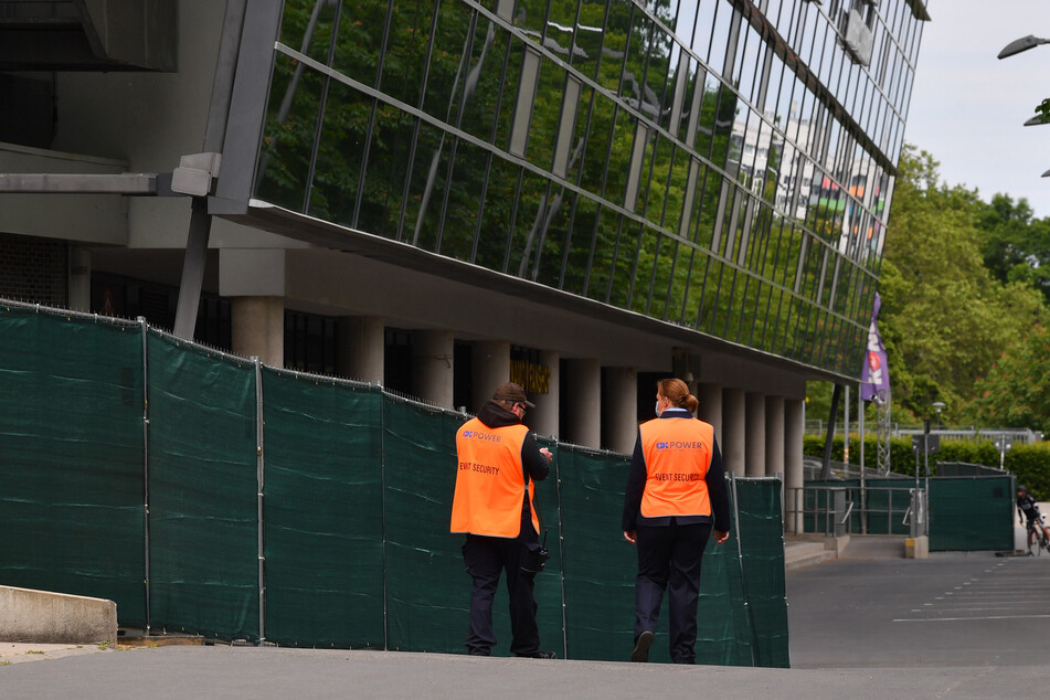 Das Stadion ist gut bewacht.