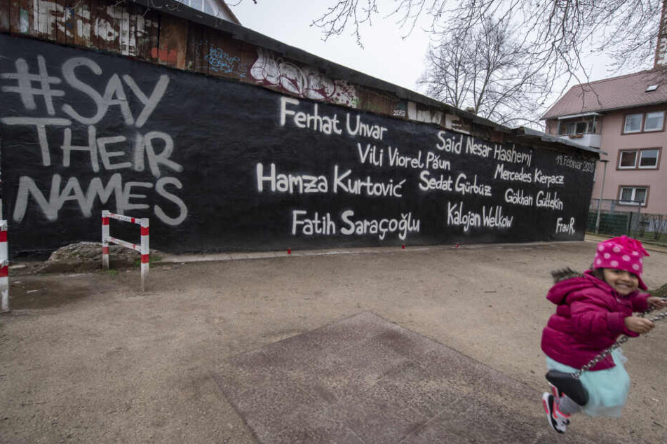 An einer Hauswand in Hanau sind die Namen der Opfer aufgesprüht.