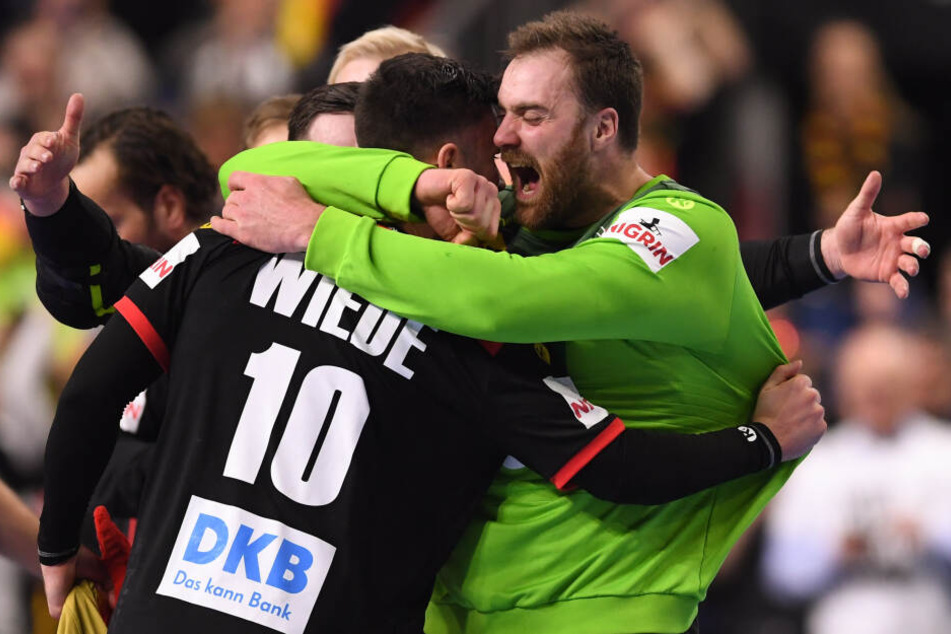 Freude pur bei den Matchwinnern: Fabian Wiede (l.) und Andreas Wolff (r.).