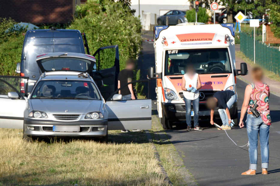 Polizeibeamte der Spurensicherung vermessen am 22.07.2019 den Tatort.