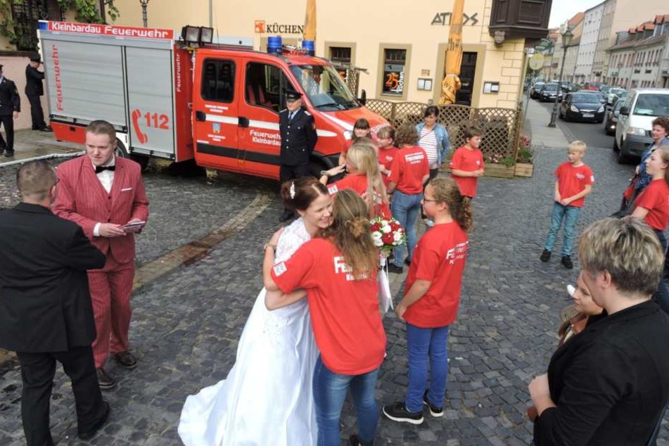 Kinder der Jugendfeuerwehr Kleinbardau beglückwünschten die Braut auf dem Grimmar Marktplatz.