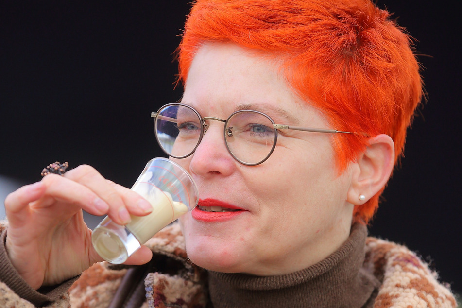 TAG24-Reporterin Katrin Koch verkostet einen Eierlikör von "DeZiesche".