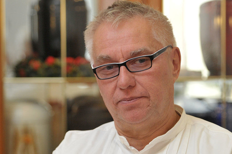 Niemand soll sich verschulden: Olaf Schuster(54) bestattet günstig in Tschechien.