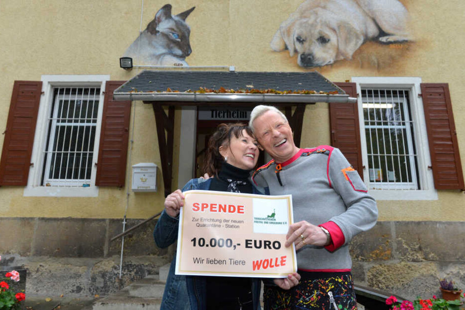 Vereinschefin Regina Barthel-Marr (58) kann die Tränen nicht zurückhalten, als sie von Wolle Förster (63) mit einem 10 000-Euro-Scheck überrascht wird.