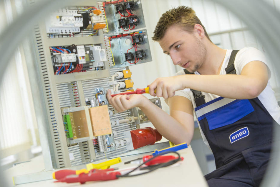 Als Elektroniker/in für Betriebstechnik überprüfst Du die Funktion und Sicherheit von Systemen.