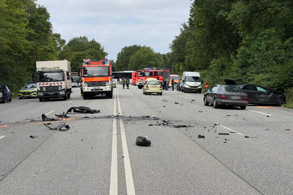 Trümmer nach dem heftigen Unfall auf der Bergedorfer Straße.