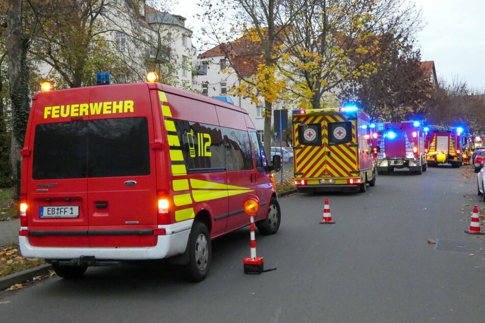 Feuerwehreinsatz an der Wilhelm-Raabe-Straße in Eilenburg. Am Freitagnachmittag war es dort zu einem Kellerbrand gekommen.