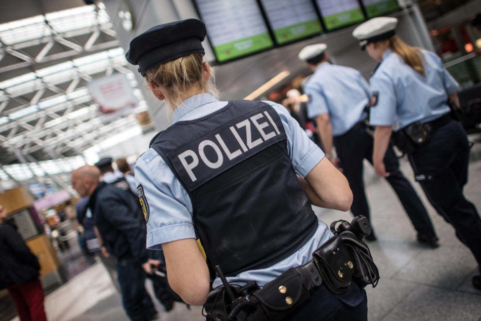 Polizistinnen am Düsseldorfer Flughafen, wo der Täter auf einen Sicherheits-Mitarbeiter einstach.