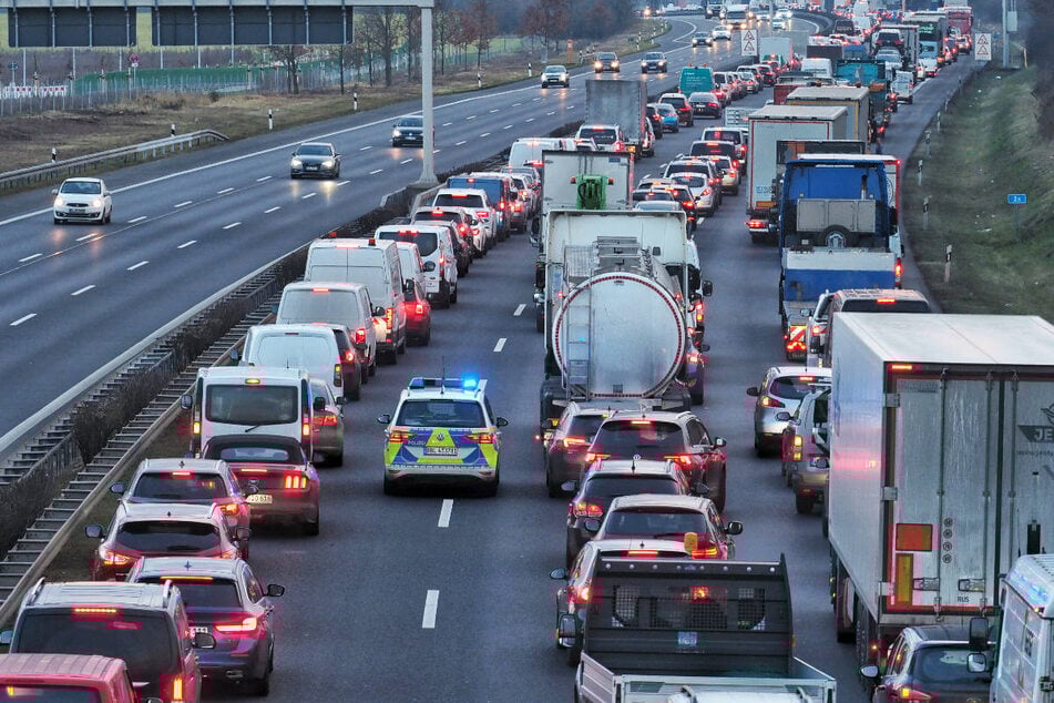Nach dem Unfall auf dem südlichen Berliner Ring hat sich auf der A10 ein langer Stau in Fahrtrichtung Schönefelder Kreuz gebildet. (Archivfoto)