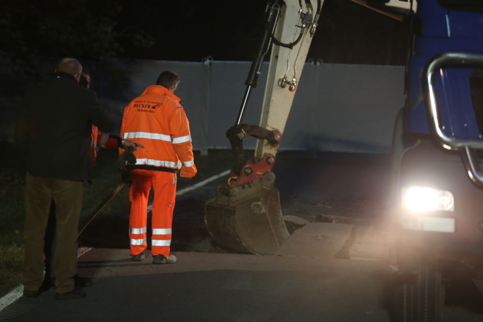 Die Polizei lässt mehrere Schichten der Straße abheben.