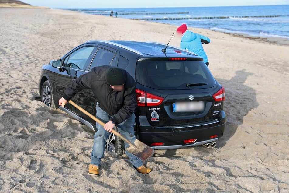 Ein Vogtländer hat sich am Strand von Graal-Müritz im Sand festgefahren.