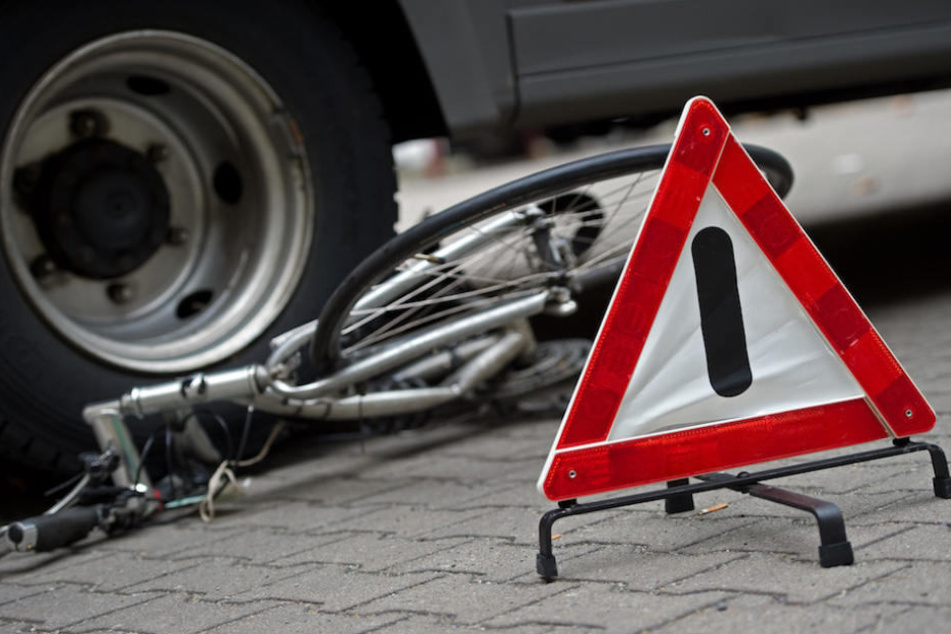 Schrecklicher Anblick: Ein Radfahrer wurde von einem Lkw überrollt. (Symbolbild)