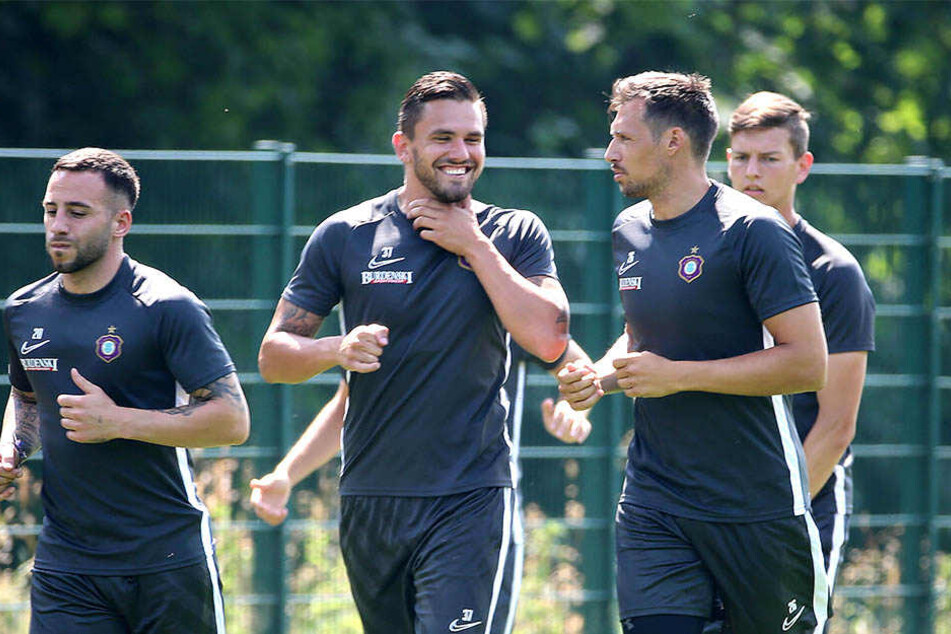 Zwei Ex-Dynamos im Erzgebirge wiedervereint: Pascal Testroet (2.vl.) und Sören Gonther unterhielten sich beim Läufchen angeregt.