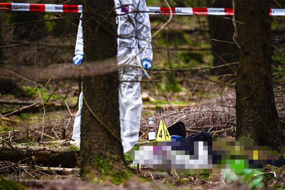 Neben der weiblichen Leiche wurden mehrere Flaschen gefunden.