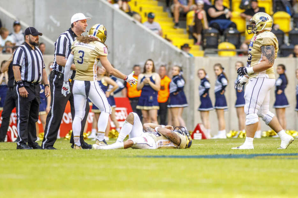 Vor Schmerzen am Boden liegend hielt sich Monarchs-Quarterback Zack Greenlee die Rippen, musste ins Krankenhaus. Zuvor hatte der Amerikaner einen Bodycheck abbekommen.