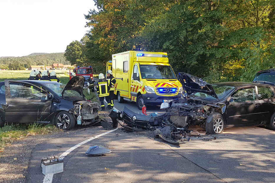 Auf einer schmalen Landstraße krachten zwei Autos frontal ineinander.