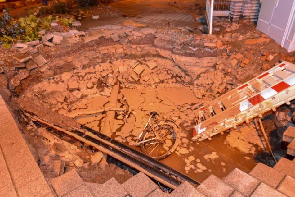 Besonders hart traf es eine Radfahrerin. Sie stürzte in das Loch, das sich durch den Bruch aufgetan hatte.