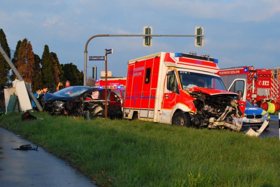 Der Motorraum des Rettungswagens wurde sehr stark eingedrückt.
