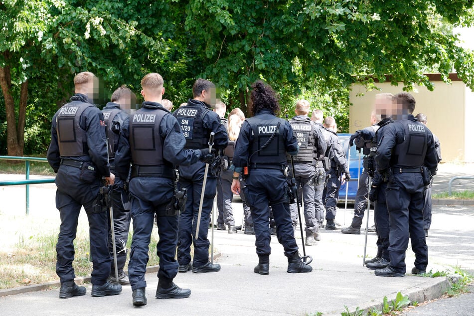 Die Beamten suchten vermutlich nach der Tatwaffe.