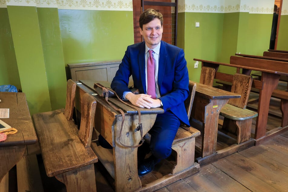 Beim Festakt "25 Jahre Schulmuseum Leipzig" nahm Kultusminister Conrad Clemens (42, CDU) Platz auf einer Schulbank aus der Kaiserzeit. Er spricht sich klar gegen die Schließung von weiteren Schulstandorten aus.