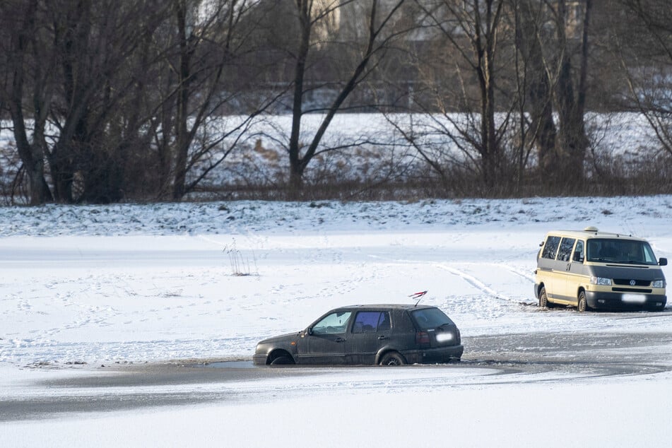 Sachsens dümmste "Einbrecher": Autos in zugefrorener Elbe versenkt